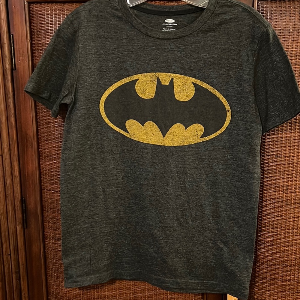 BOYS CLASSIC “BATMAN” LOGO COLLECTIBLE TSHIRT - SIZE XL